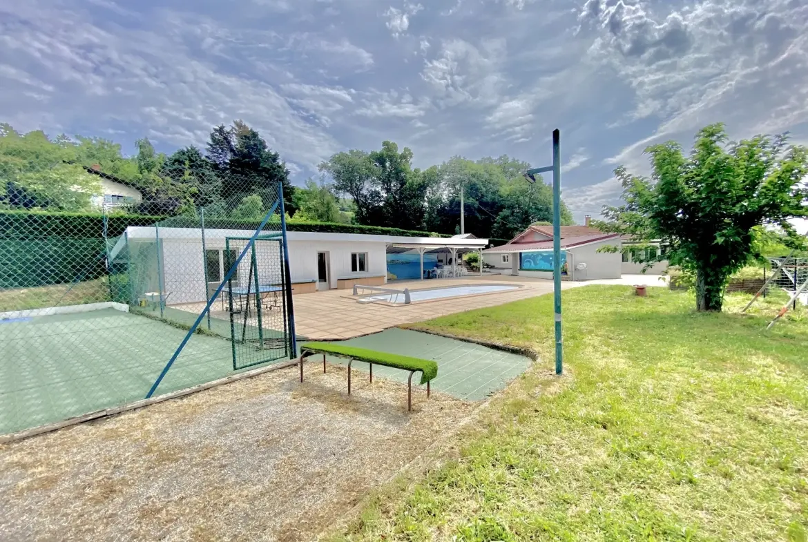 Magnifique maison de 101 m² avec terrain, piscine, tennis et studio proche de Bourg-Argental 
