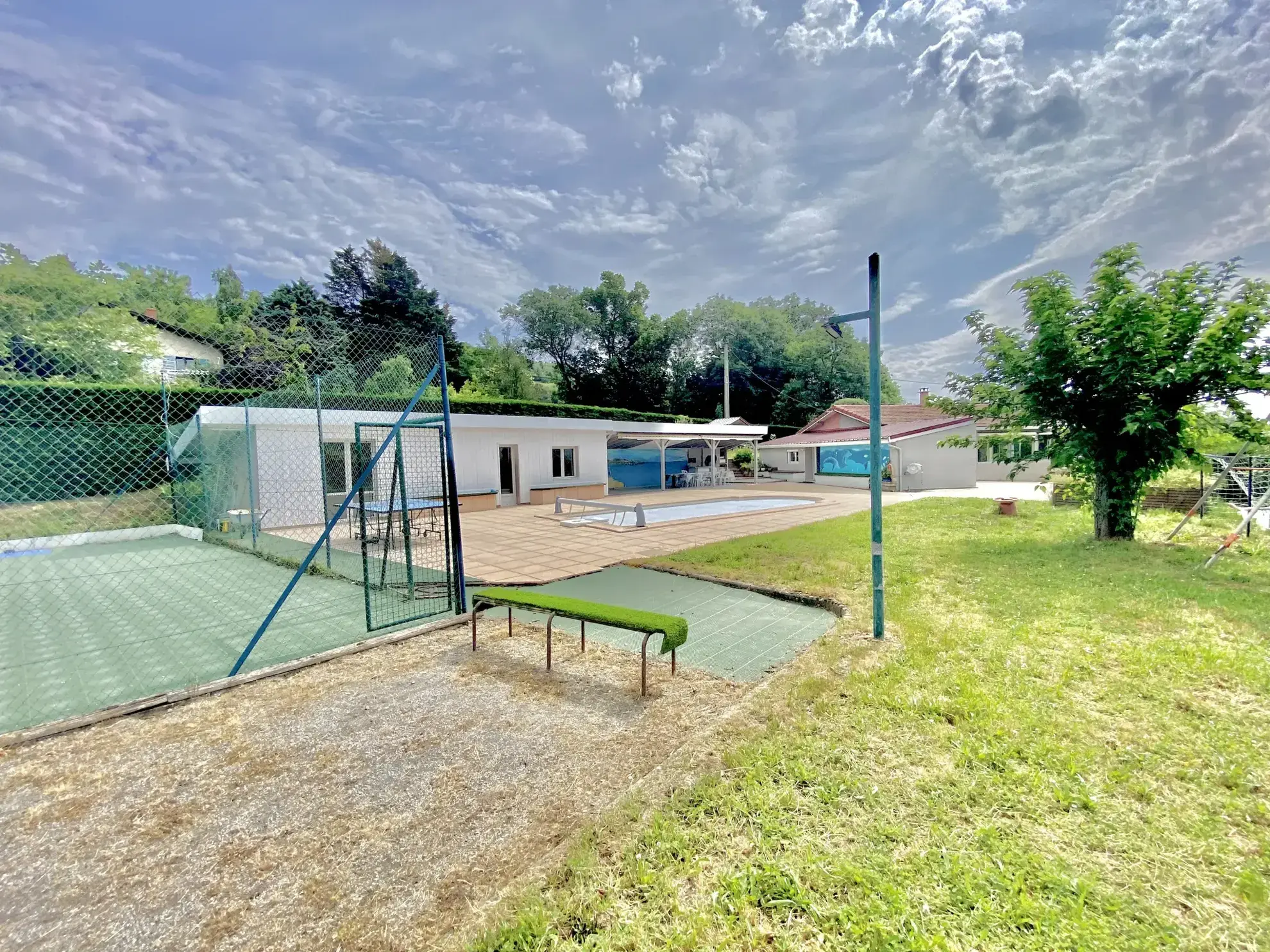 Magnifique maison de 101 m² avec terrain, piscine, tennis et studio proche de Bourg-Argental 