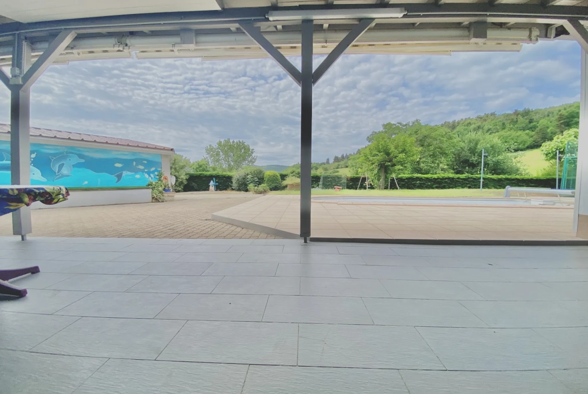Magnifique maison de 101 m² avec terrain, piscine, tennis et studio proche de Bourg-Argental 