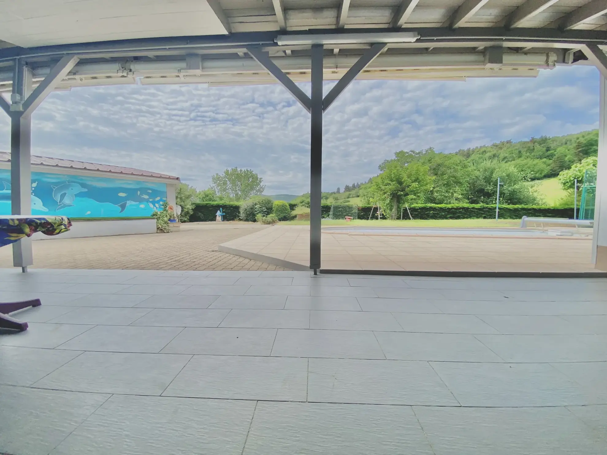 Magnifique maison de 101 m² avec terrain, piscine, tennis et studio proche de Bourg-Argental 
