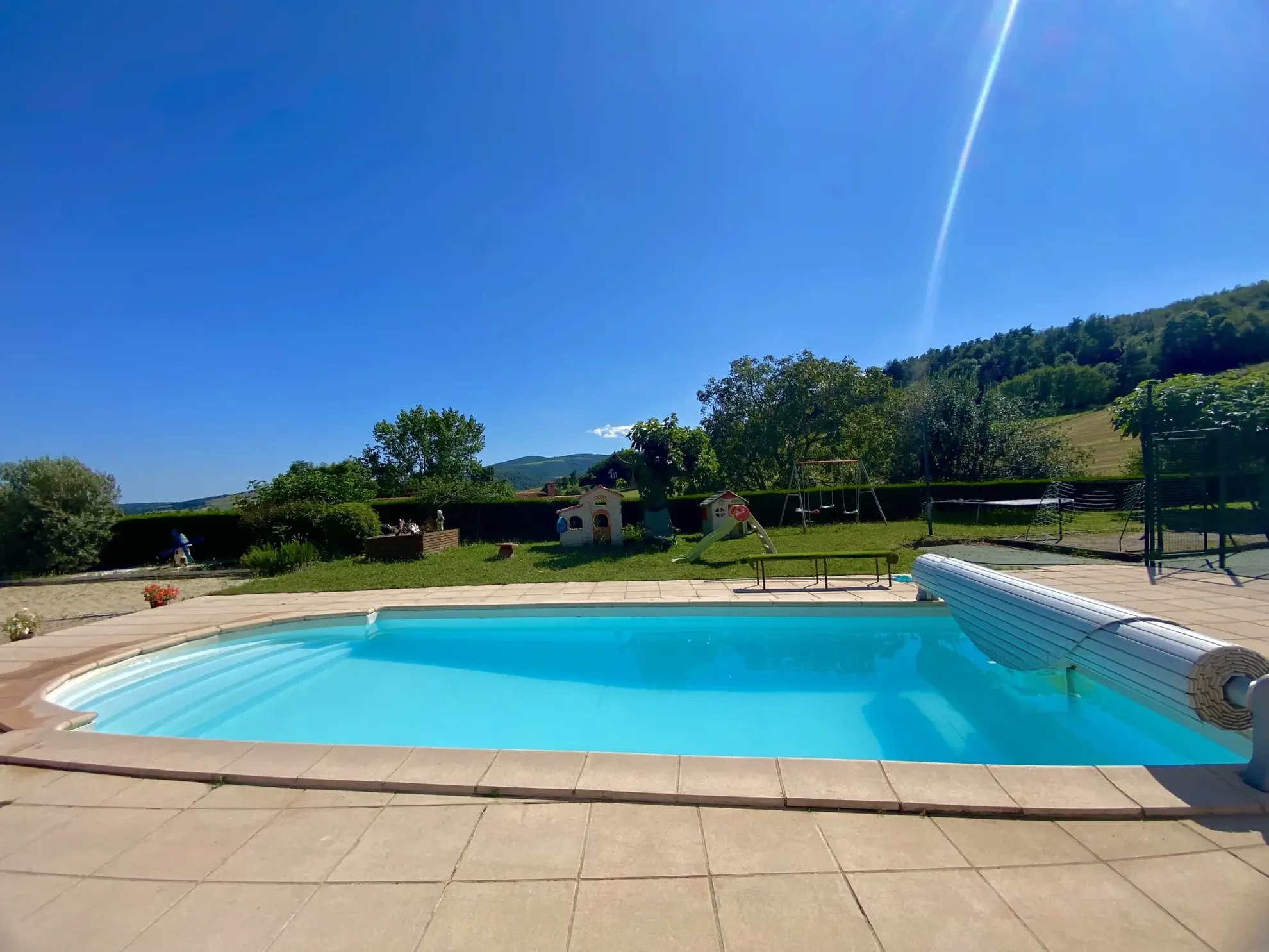 Magnifique maison de 101 m² avec terrain, piscine, tennis et studio proche de Bourg-Argental 