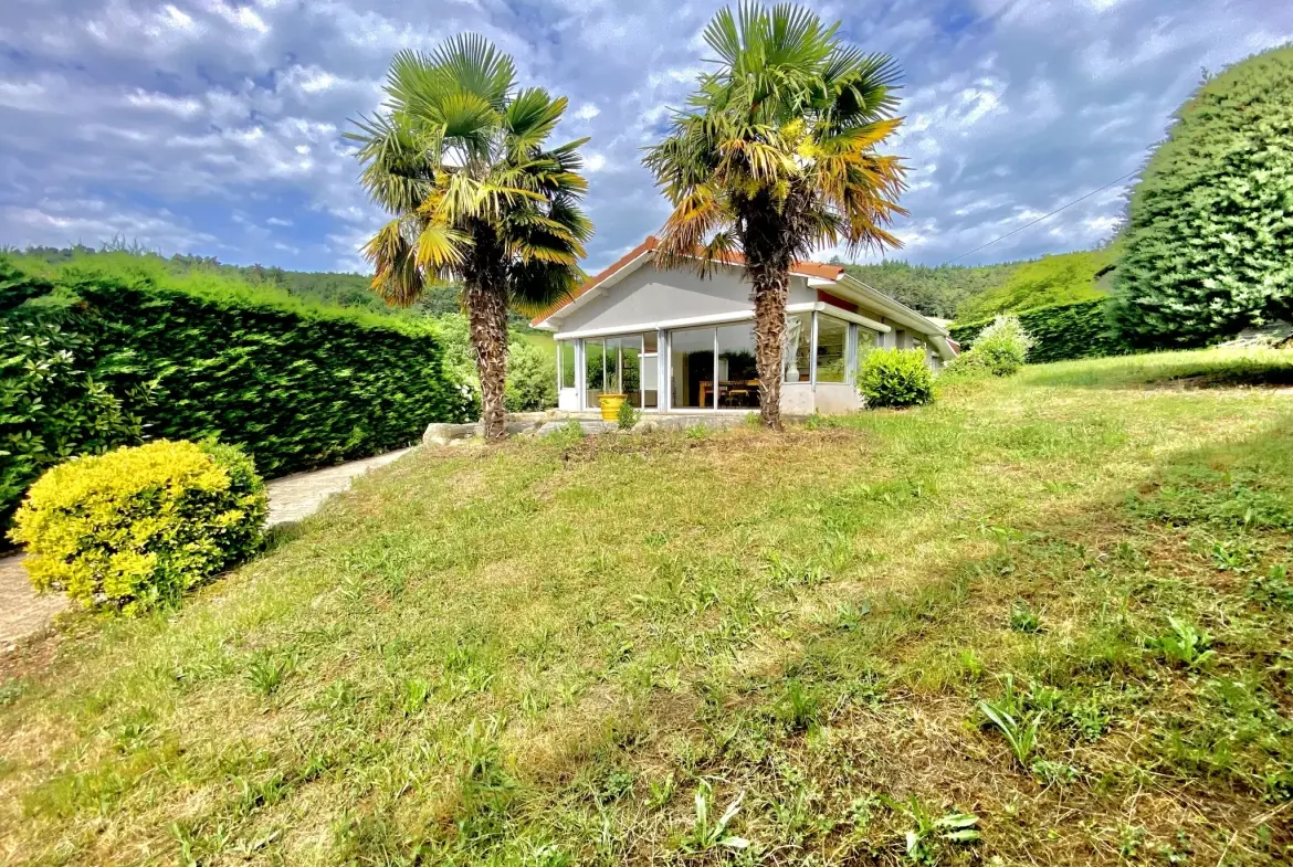 Magnifique maison de 101 m² avec terrain, piscine, tennis et studio proche de Bourg-Argental 