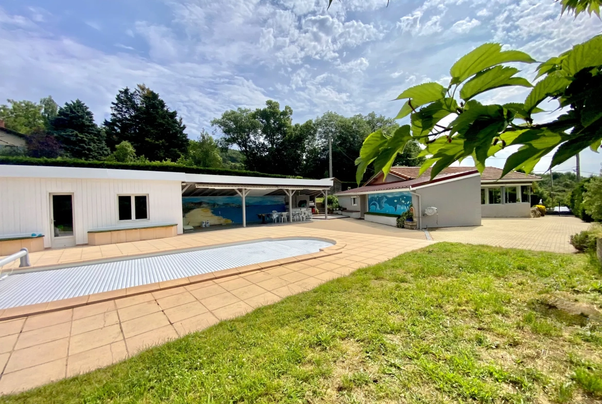 Magnifique maison de 101 m² avec terrain, piscine, tennis et studio proche de Bourg-Argental 