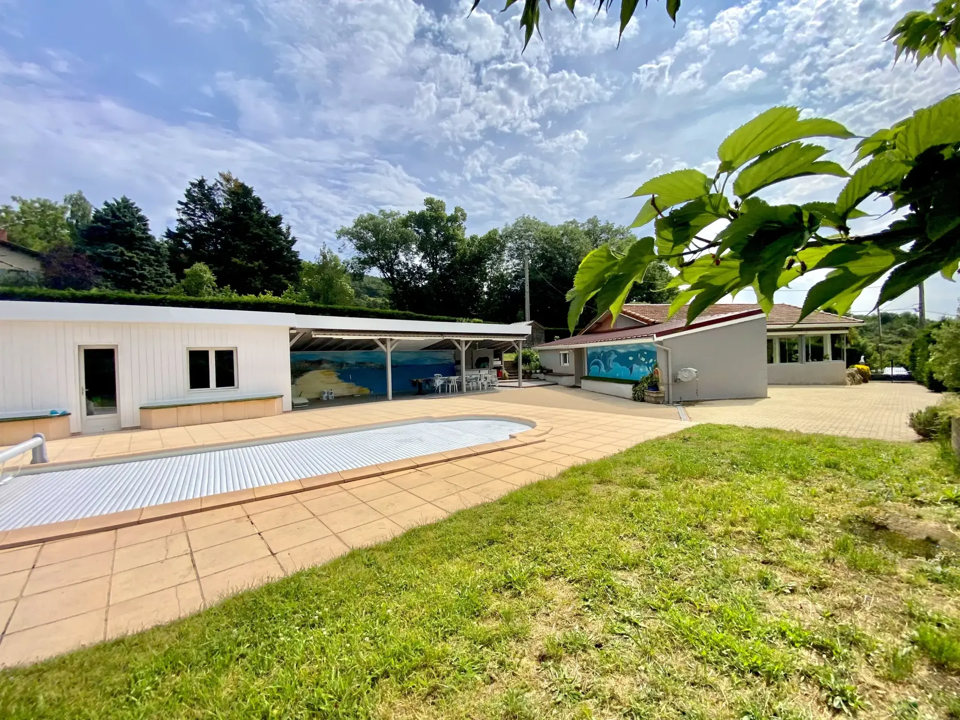 Magnifique maison de 101 m² avec terrain, piscine, tennis et studio proche de Bourg-Argental 
