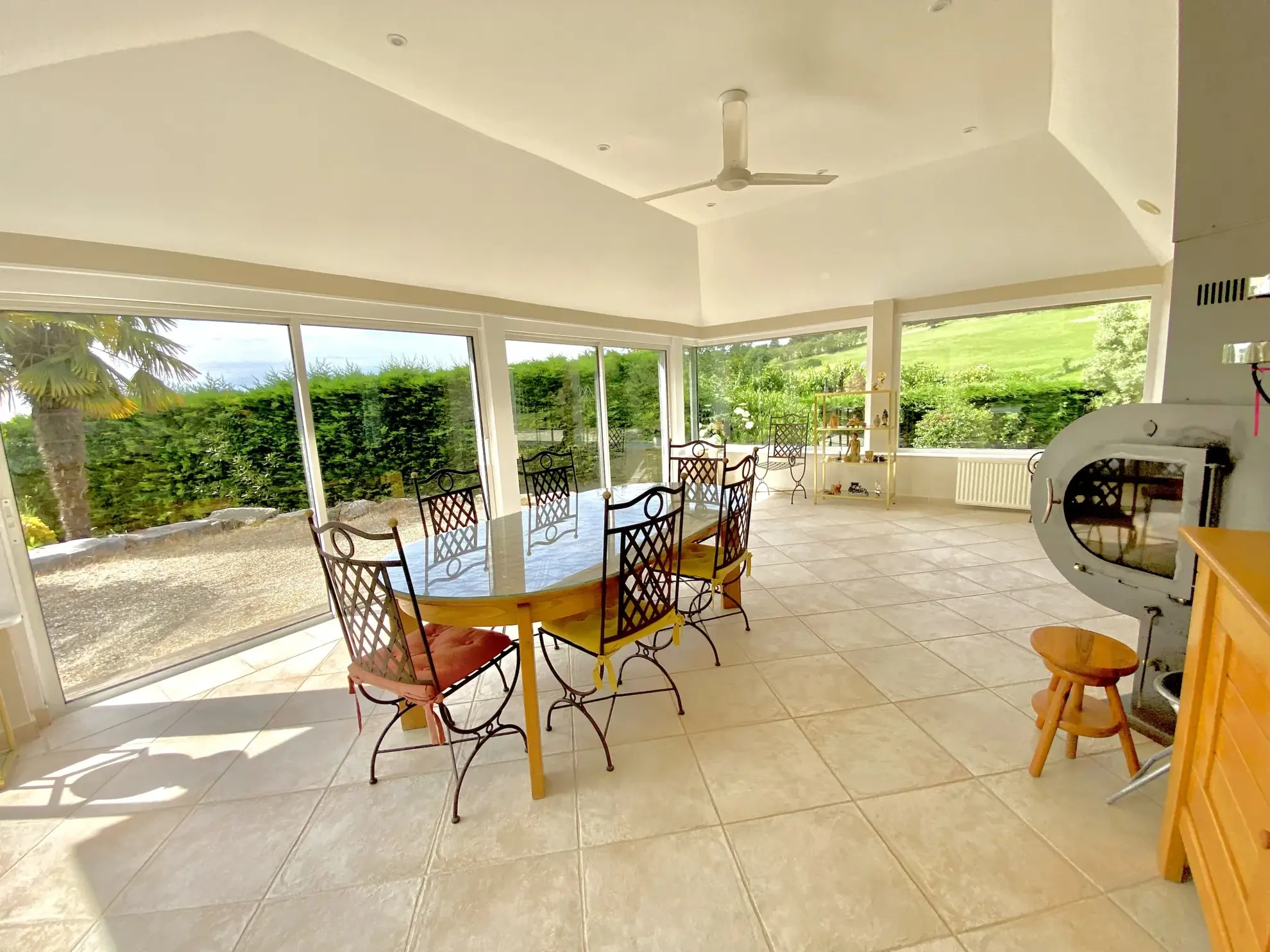 Magnifique maison de 101 m² avec terrain, piscine, tennis et studio proche de Bourg-Argental 