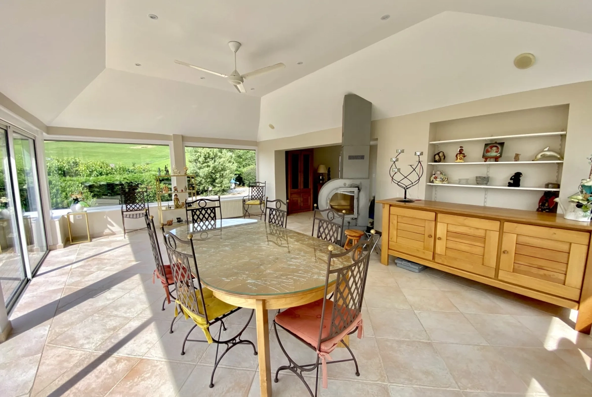Magnifique maison de 101 m² avec terrain, piscine, tennis et studio proche de Bourg-Argental 