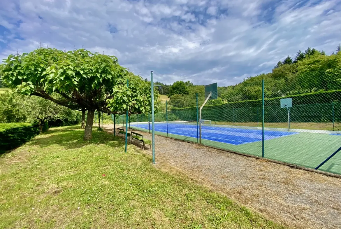 Magnifique maison de 101 m² avec terrain, piscine, tennis et studio proche de Bourg-Argental 