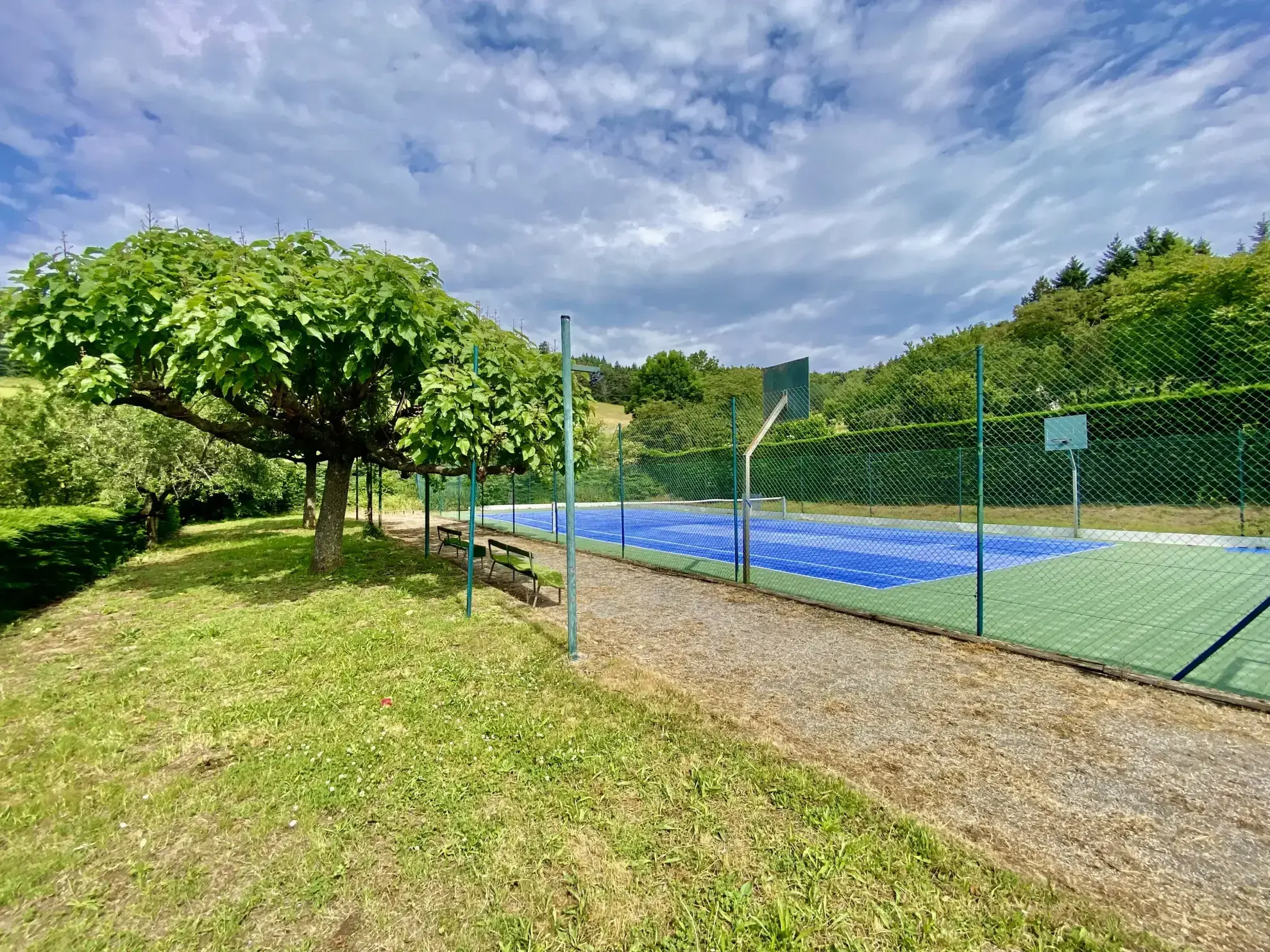 Magnifique maison de 101 m² avec terrain, piscine, tennis et studio proche de Bourg-Argental 