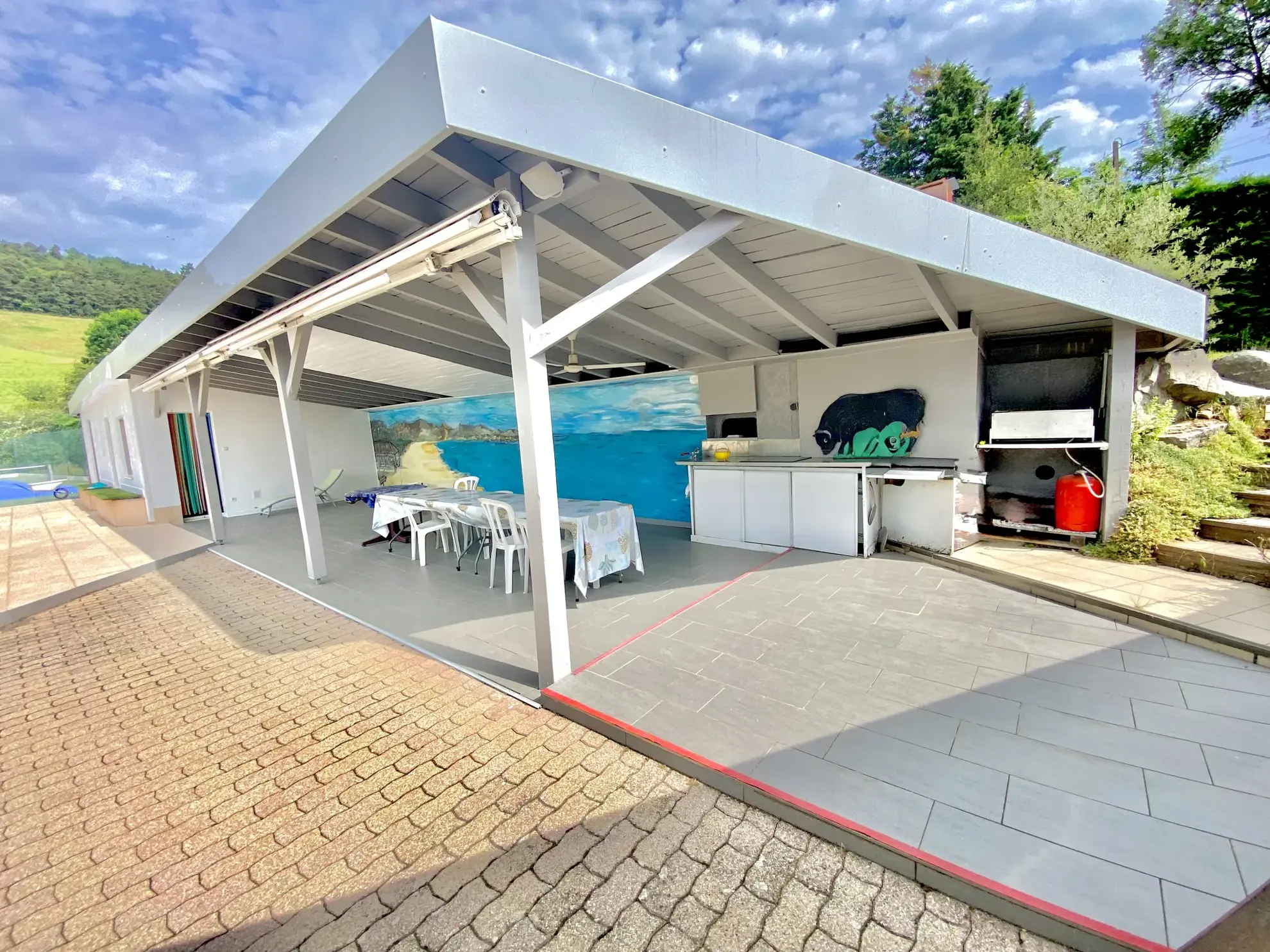 Magnifique maison de 101 m² avec terrain, piscine, tennis et studio proche de Bourg-Argental 