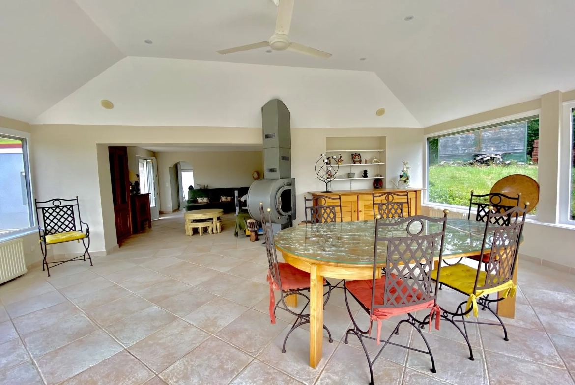 Magnifique maison de 101 m² avec terrain, piscine, tennis et studio proche de Bourg-Argental 