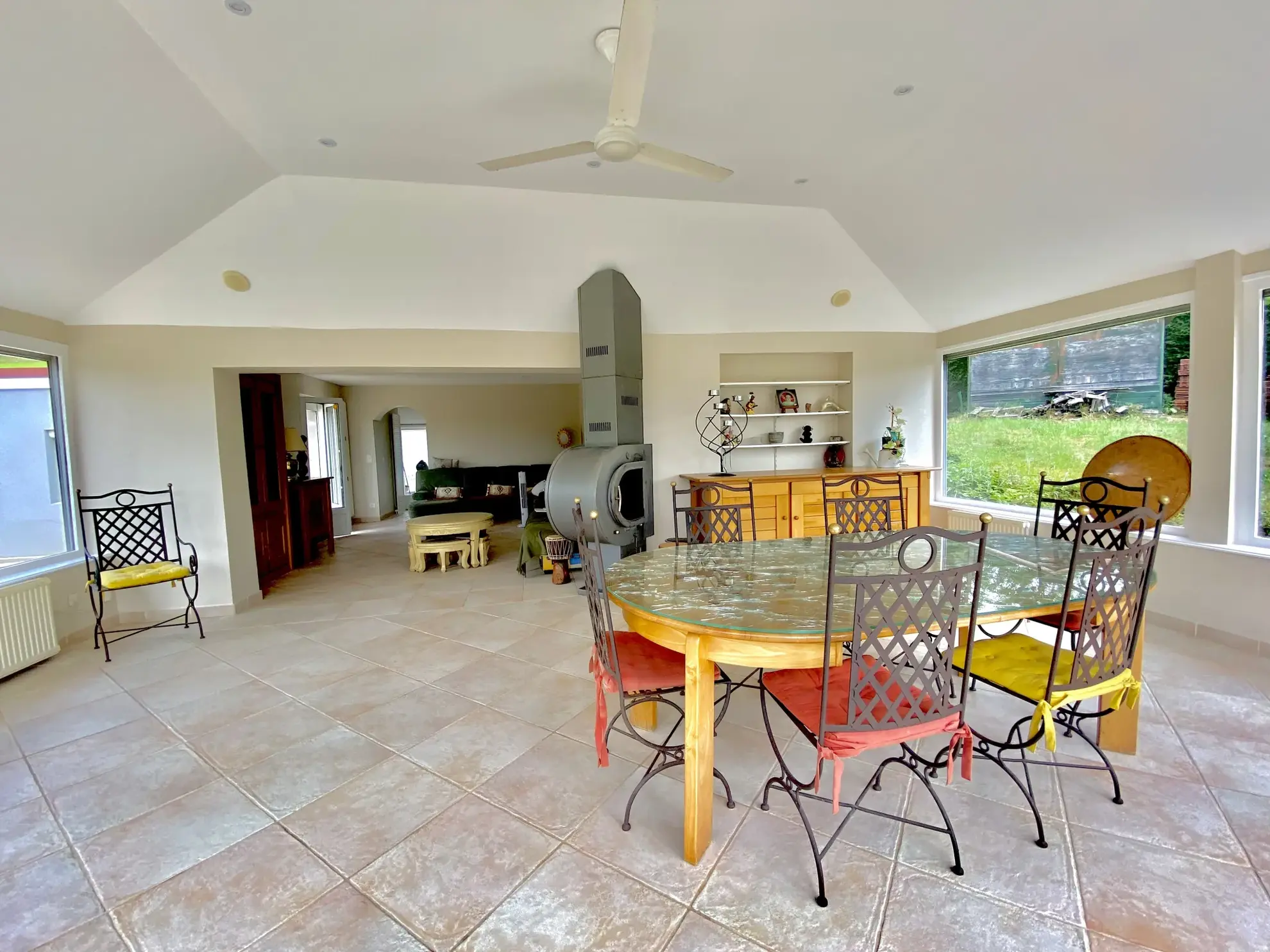 Magnifique maison de 101 m² avec terrain, piscine, tennis et studio proche de Bourg-Argental 