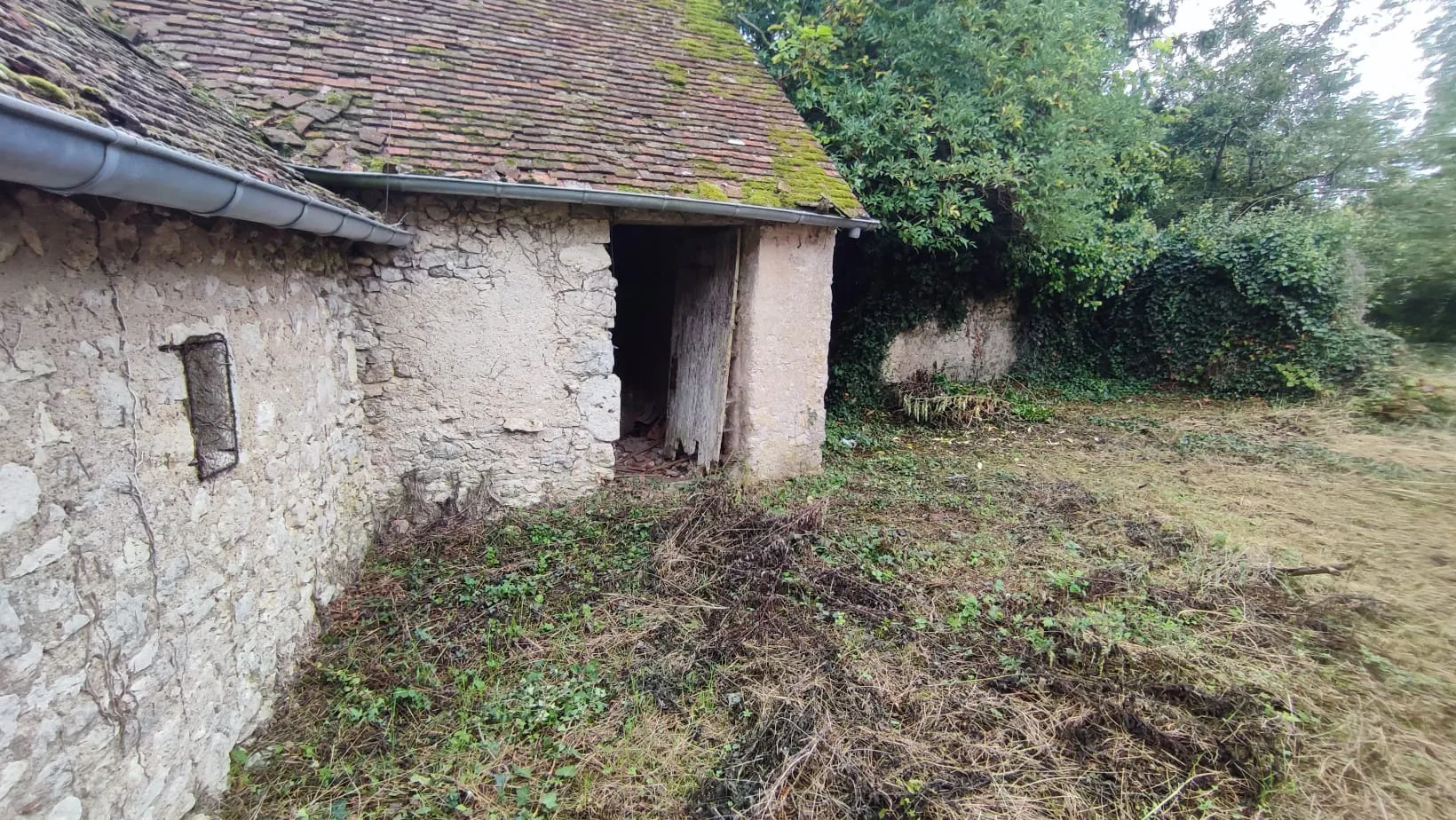 Ensemble immobilier à rénover à Seris, 700 m², bâtiment modulable et potentiel d'extension 