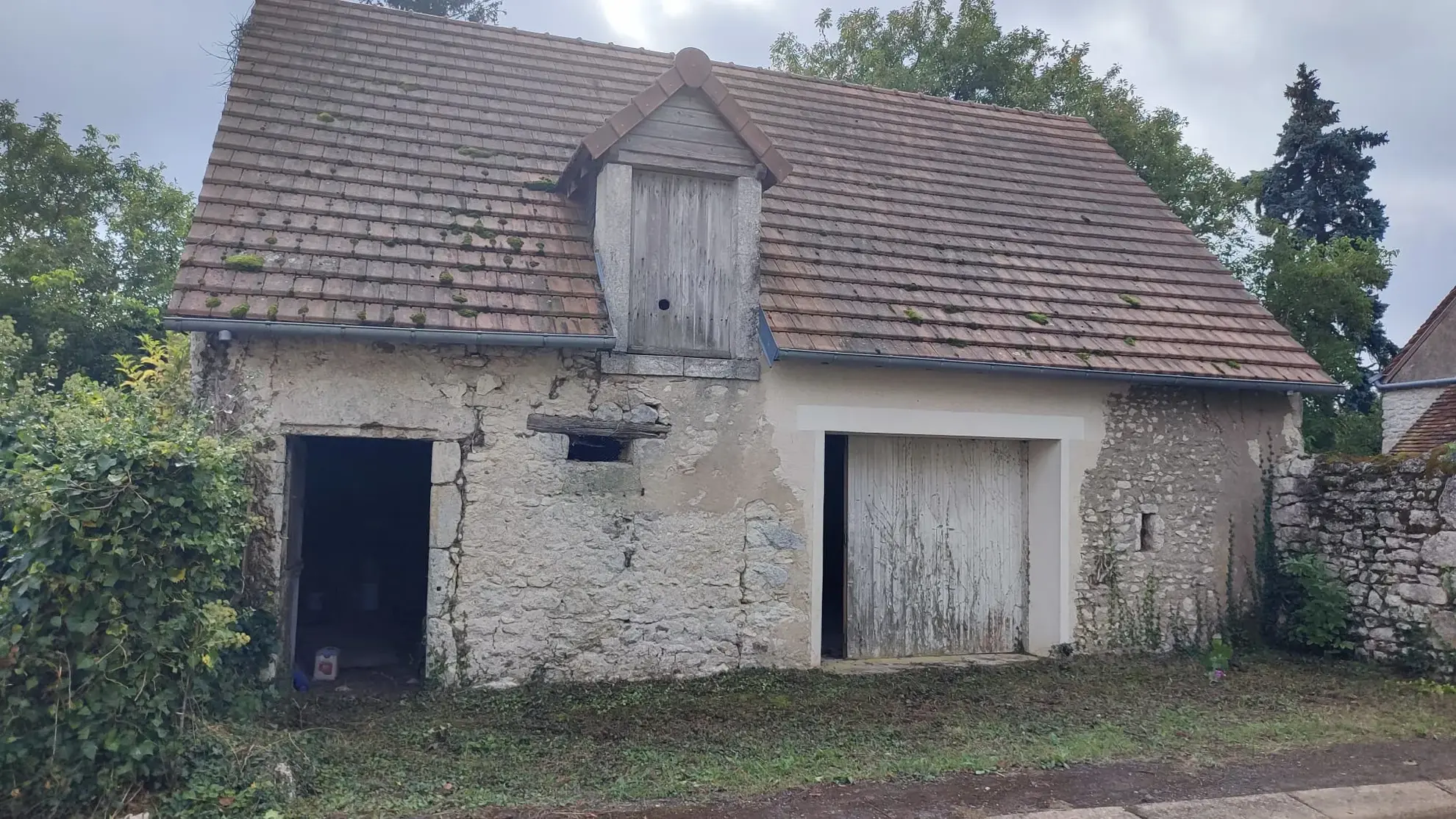 Ensemble immobilier à rénover à Seris, 700 m², bâtiment modulable et potentiel d'extension 