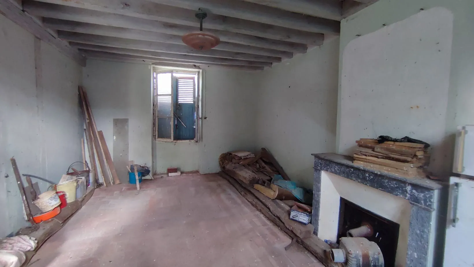 Ensemble immobilier à rénover à Seris, 700 m², bâtiment modulable et potentiel d'extension 