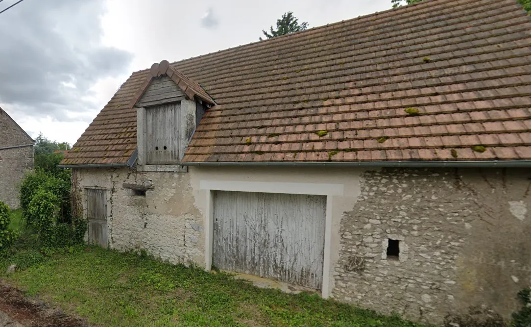 Ensemble immobilier à rénover à Seris, 700 m², bâtiment modulable et potentiel d'extension 
