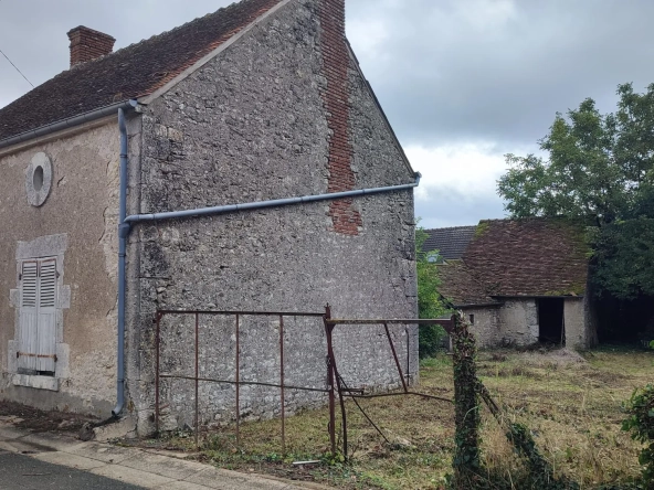 Ensemble immobilier à rénover à Seris, 700 m², bâtiment modulable et potentiel d'extension