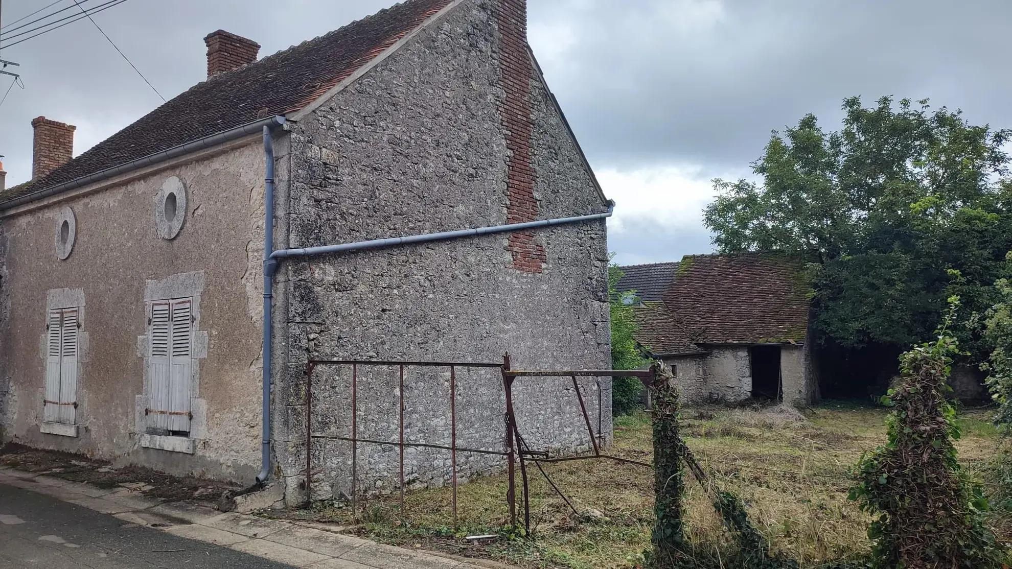 Ensemble immobilier à rénover à Seris, 700 m², bâtiment modulable et potentiel d'extension 