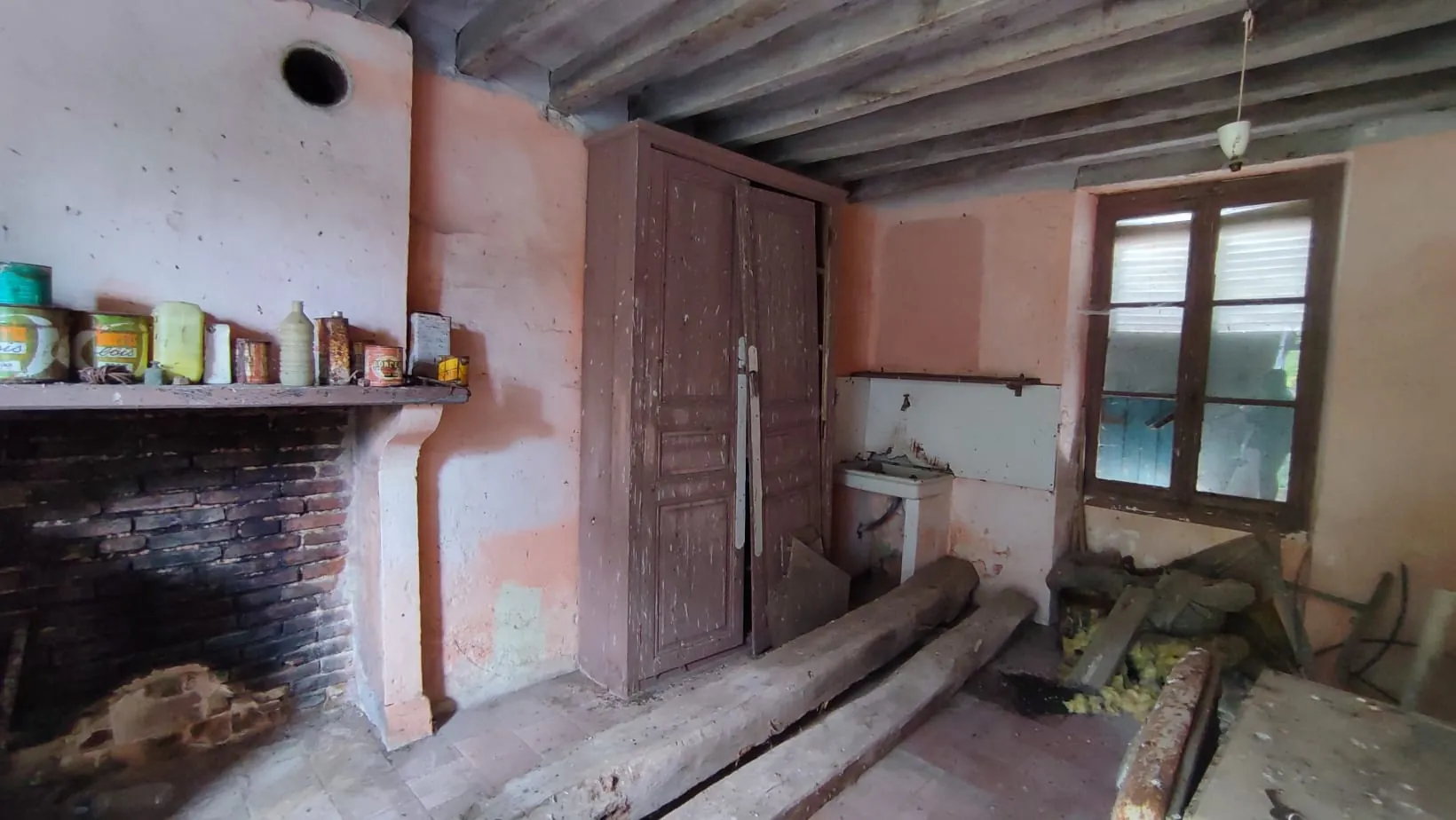 Ensemble immobilier à rénover à Seris, 700 m², bâtiment modulable et potentiel d'extension 