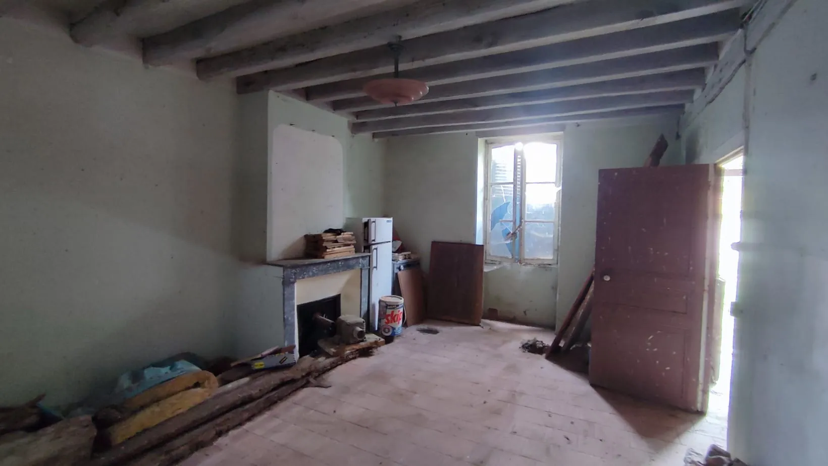 Ensemble immobilier à rénover à Seris, 700 m², bâtiment modulable et potentiel d'extension 