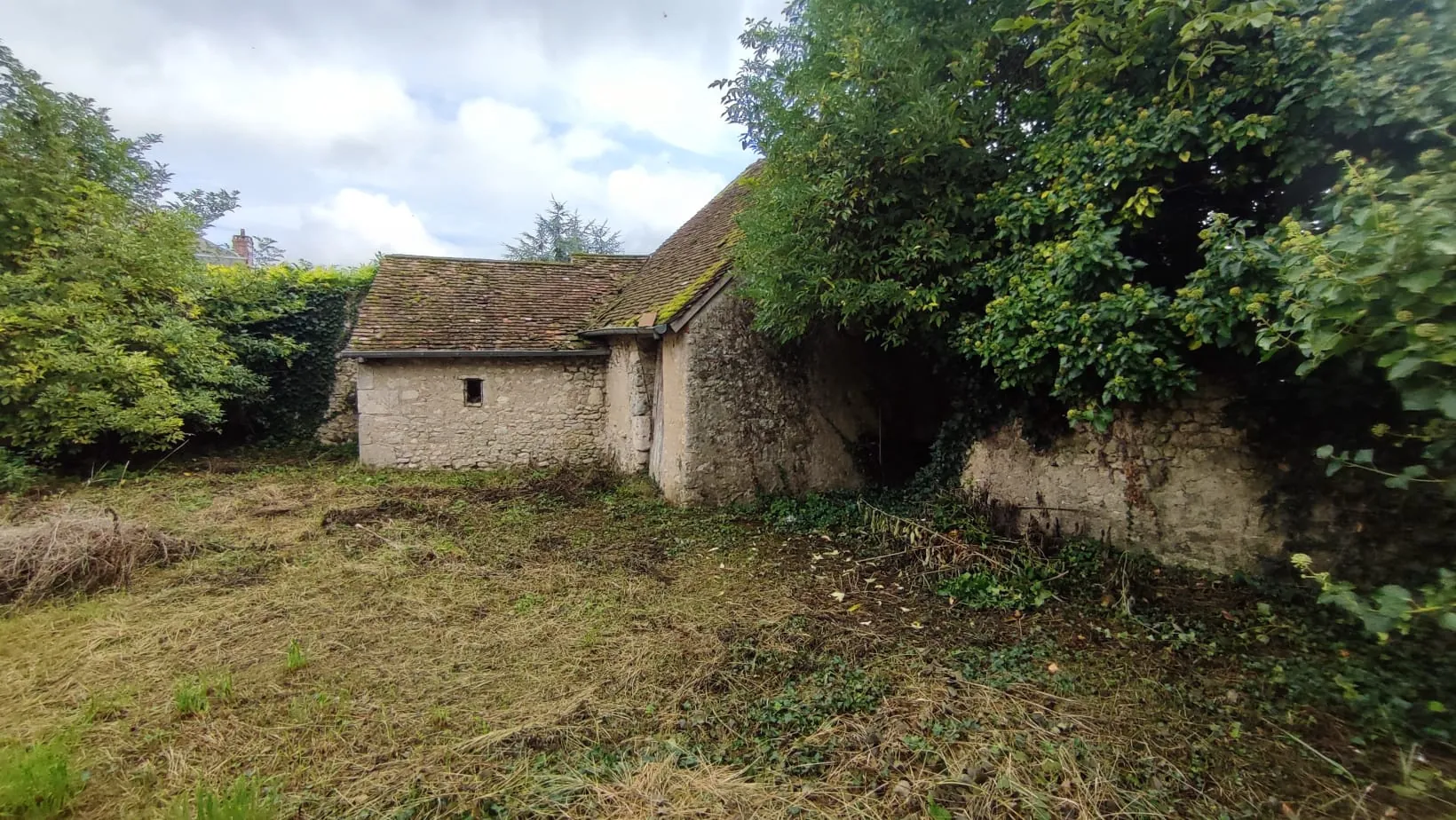 Ensemble immobilier à rénover à Seris, 700 m², bâtiment modulable et potentiel d'extension 