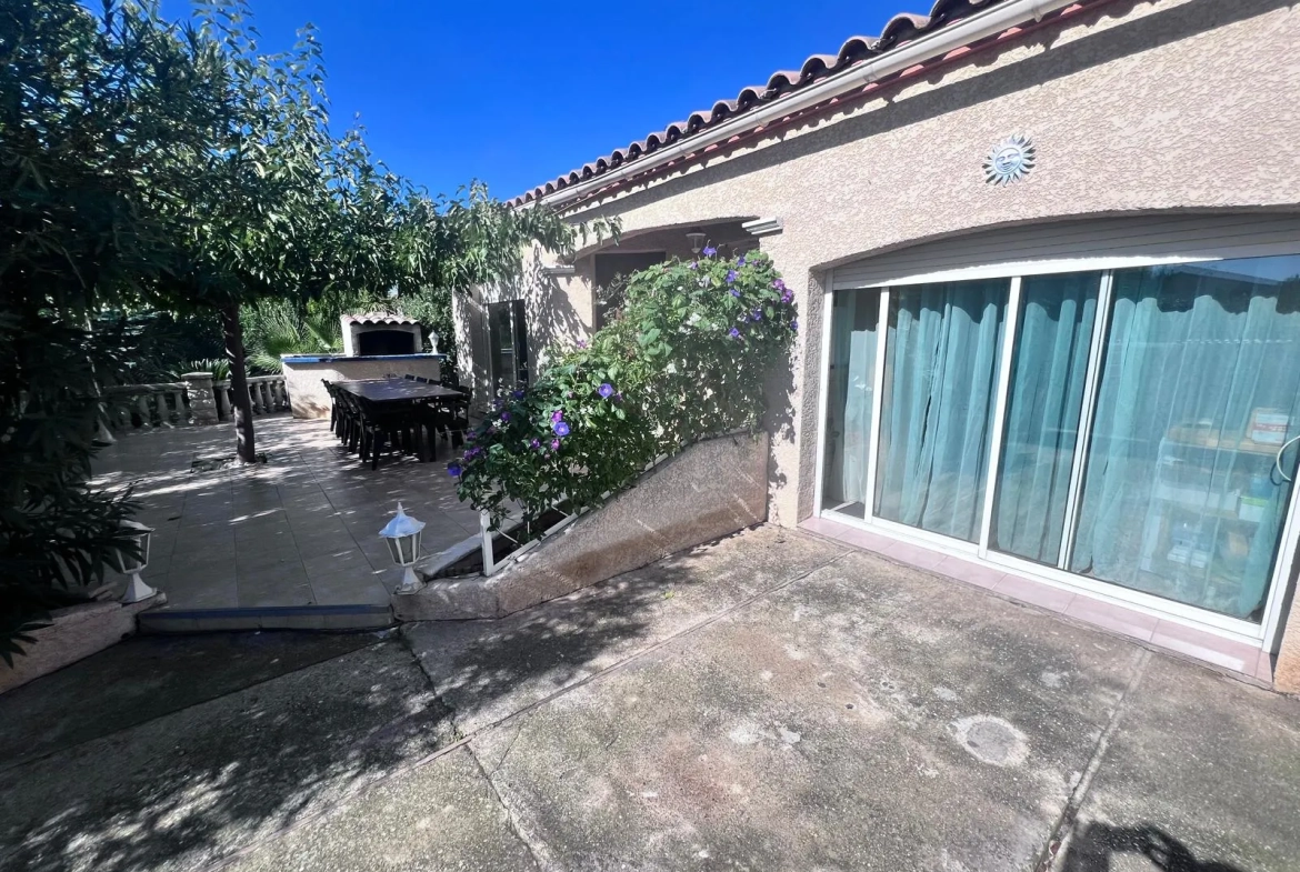Villa traditionnelle de plain-pied avec piscine et jardin à Montblanc 