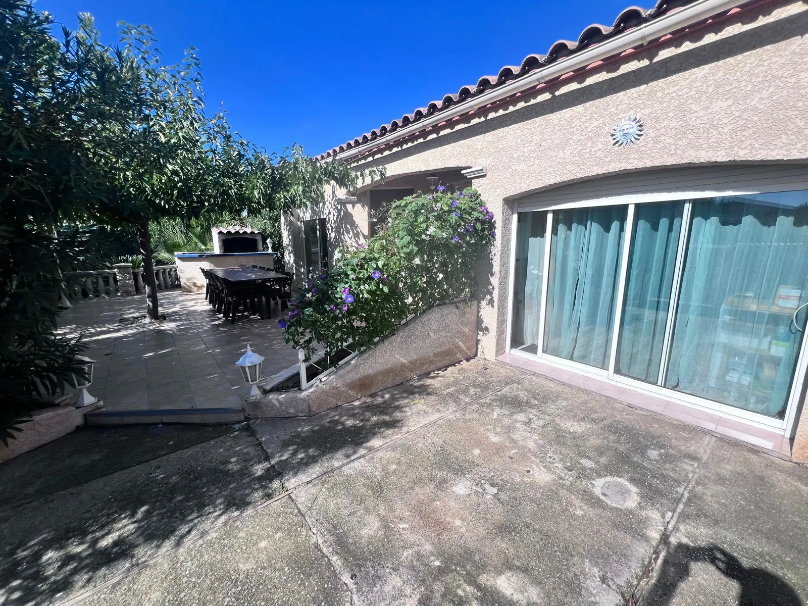 Villa traditionnelle de plain-pied avec piscine et jardin à Montblanc 