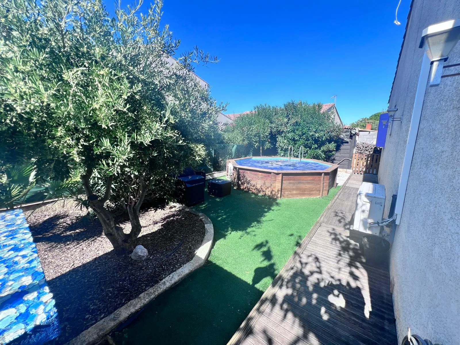 Villa traditionnelle de plain-pied avec piscine et jardin à Montblanc 