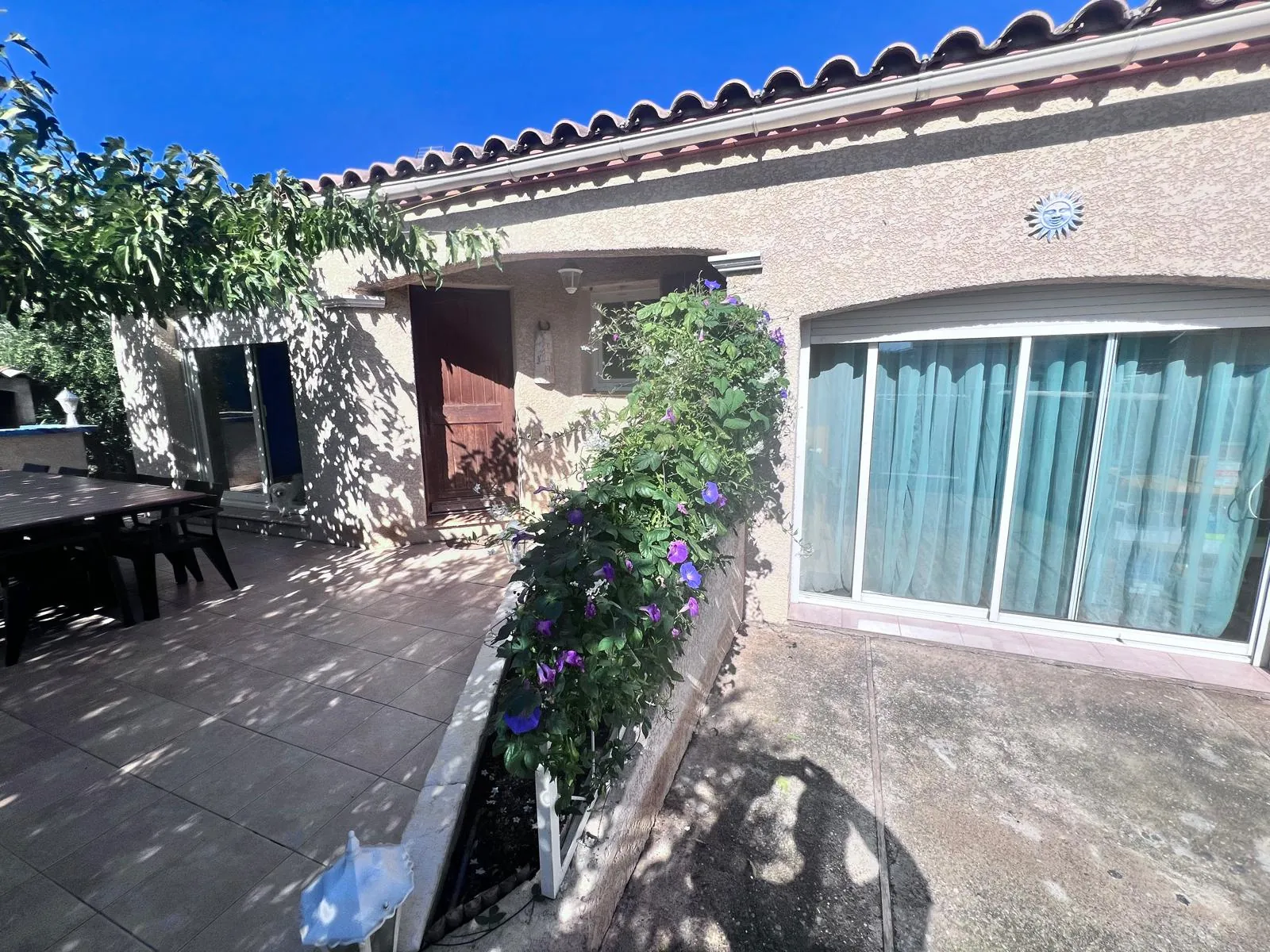 Villa traditionnelle de plain-pied avec piscine et jardin à Montblanc 
