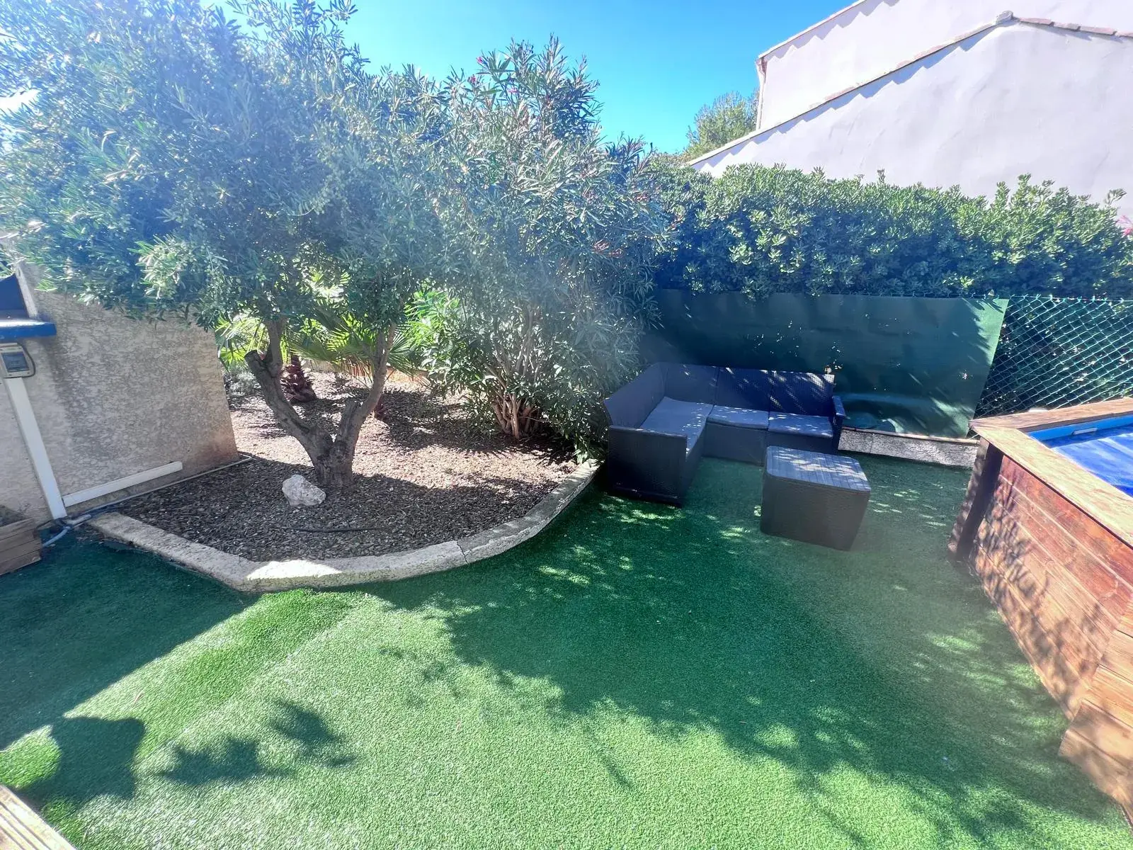 Villa traditionnelle de plain-pied avec piscine et jardin à Montblanc 