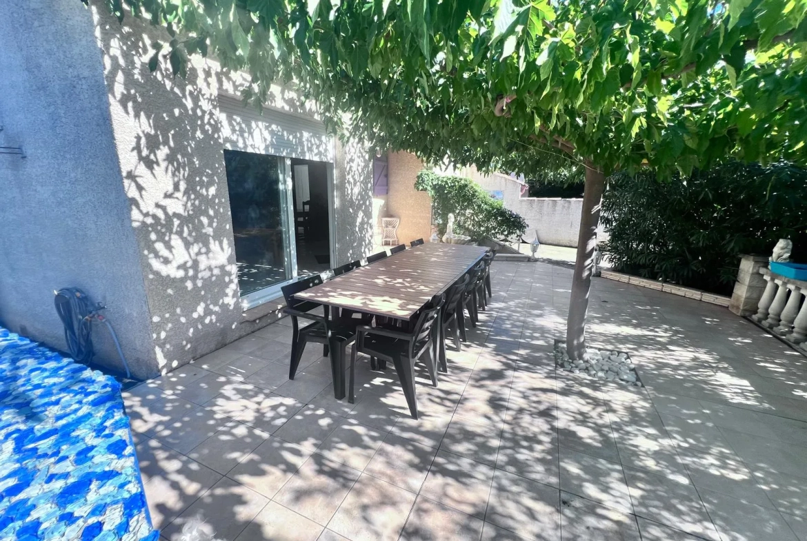 Villa traditionnelle de plain-pied avec piscine et jardin à Montblanc 