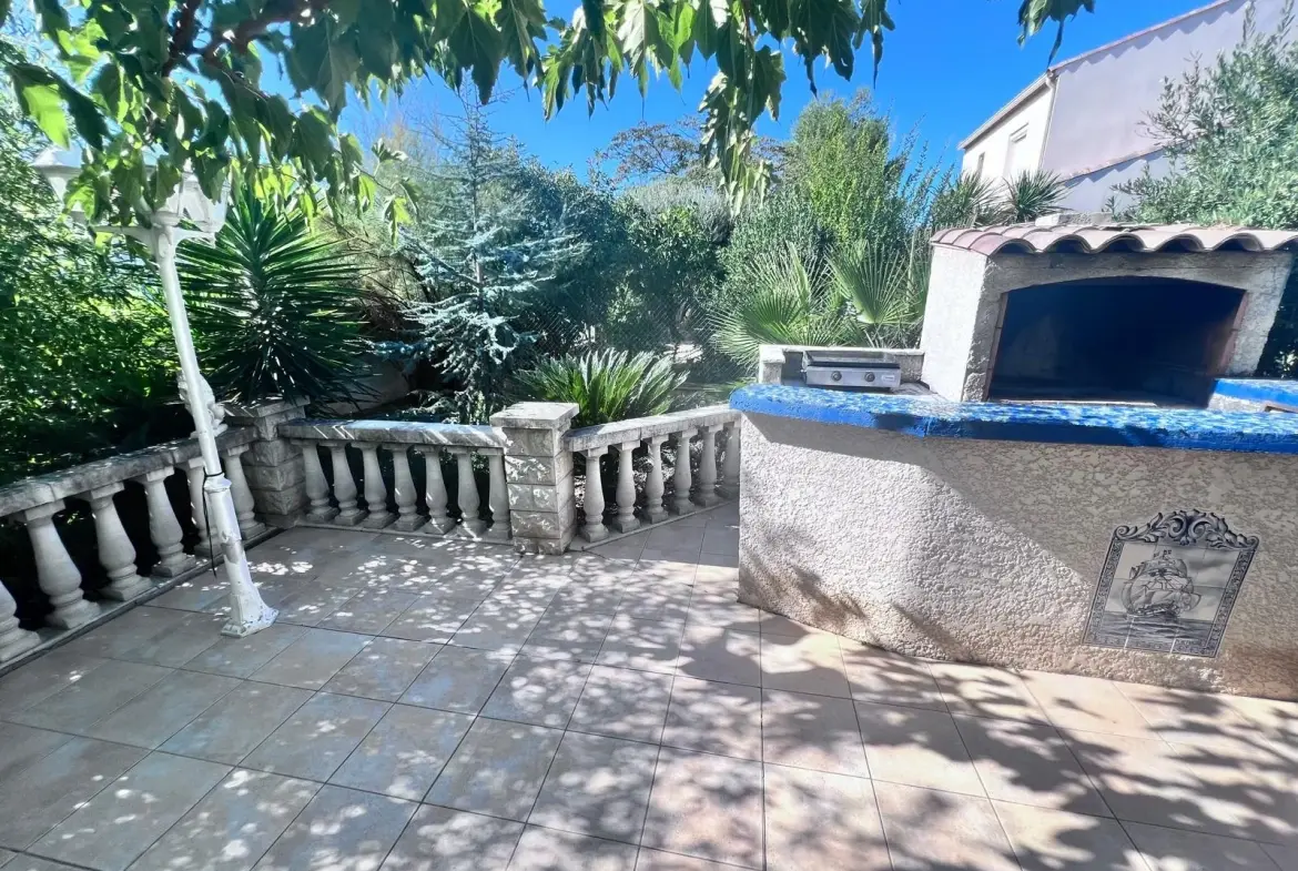 Villa traditionnelle de plain-pied avec piscine et jardin à Montblanc 