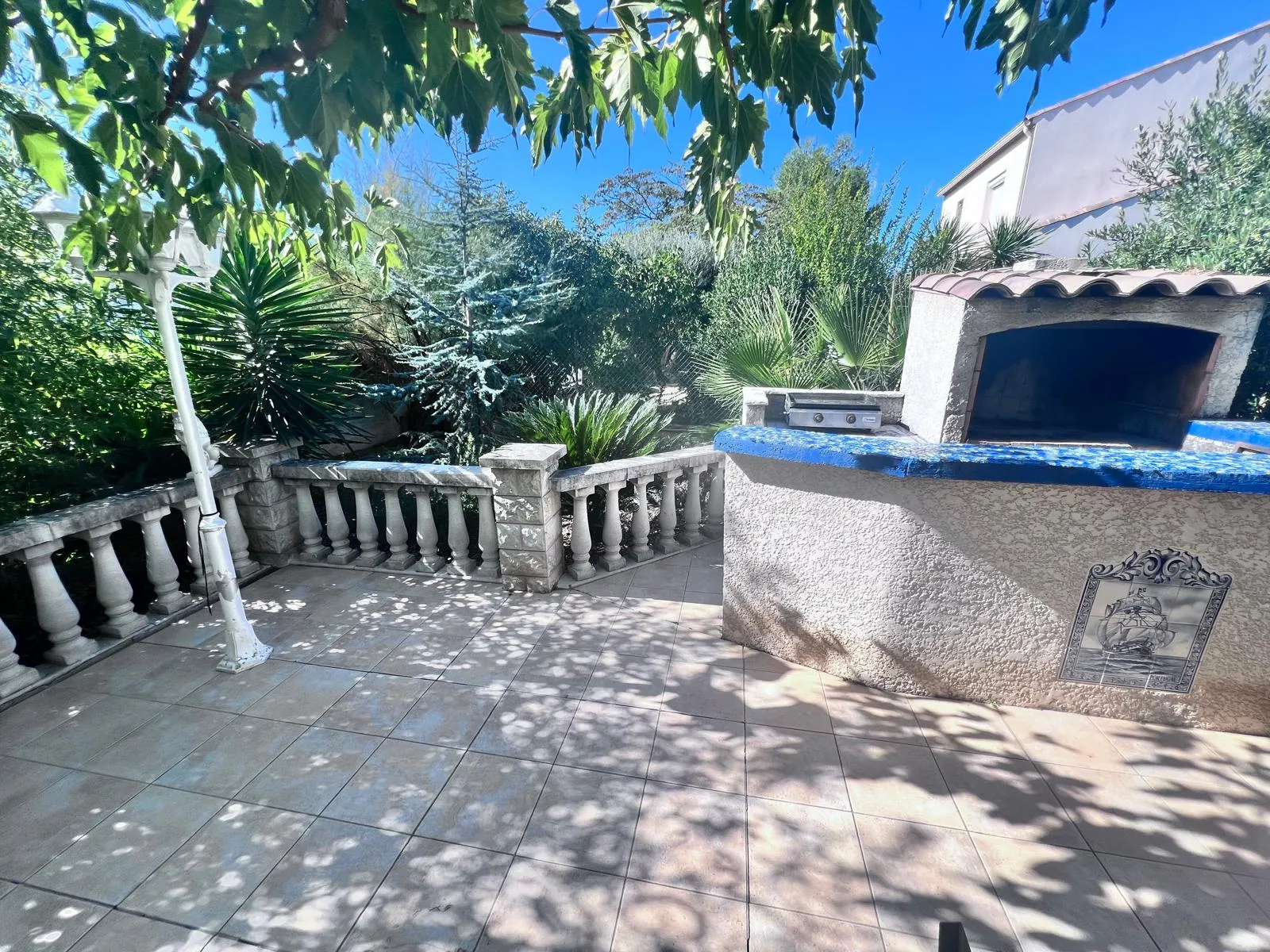 Villa traditionnelle de plain-pied avec piscine et jardin à Montblanc 