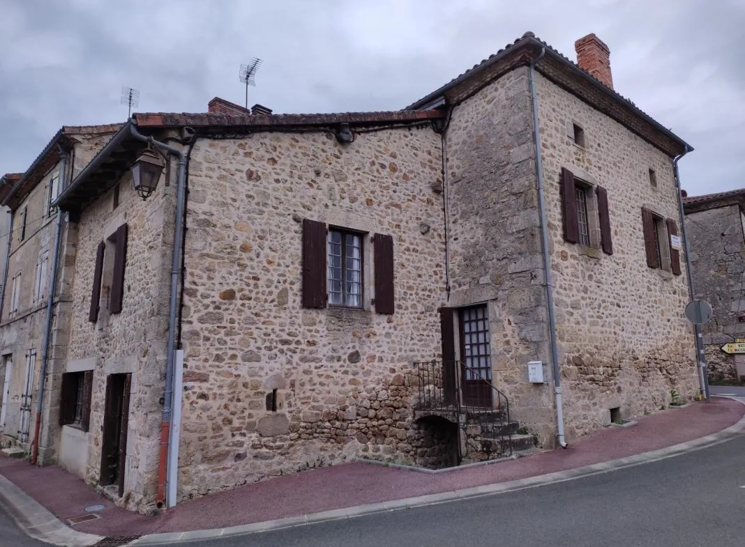 Maison de Bourg à vendre à Champniers et Reilhac, 130 m² avec terrain et potentiel d'extension 