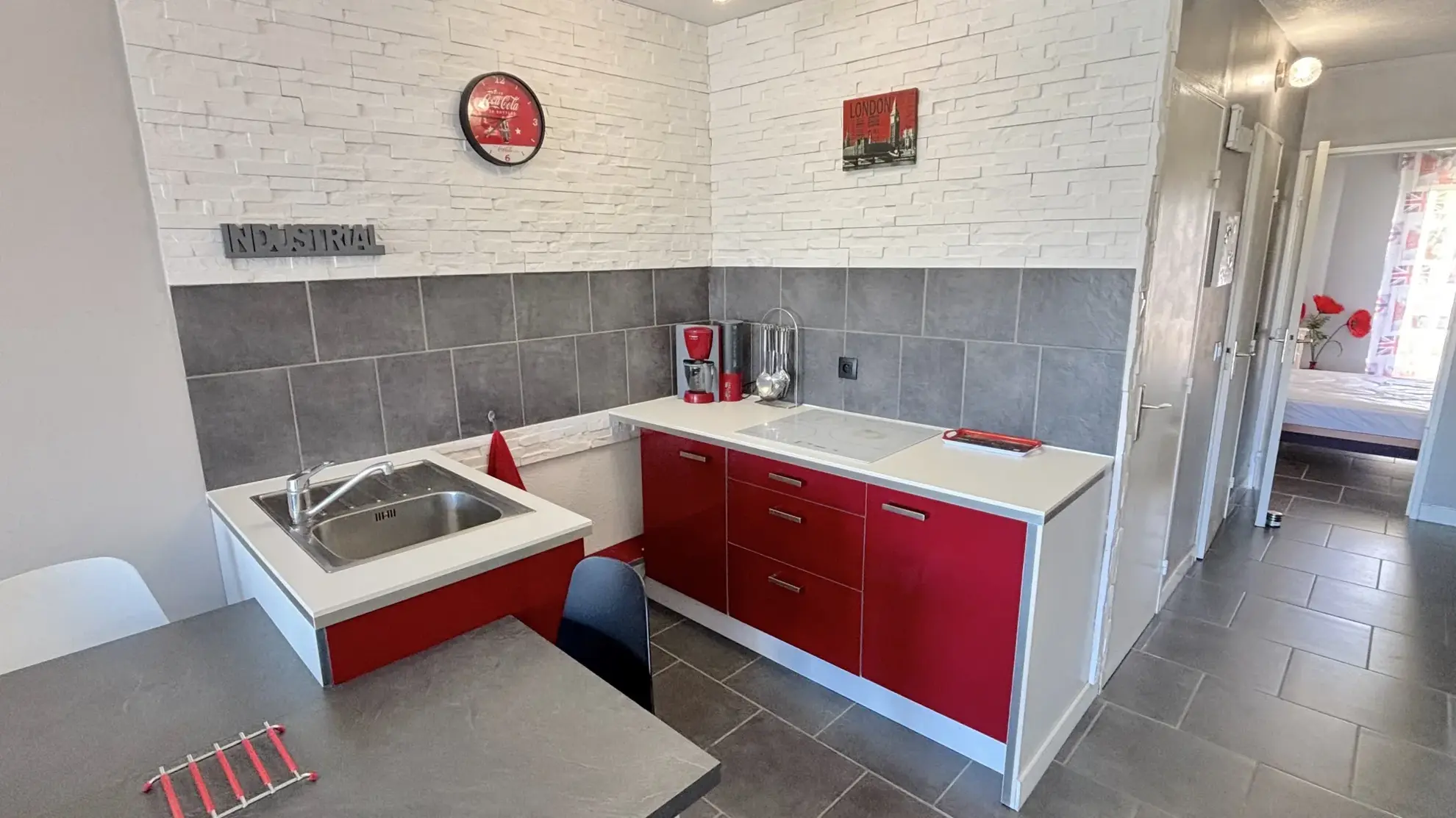 Appartement F2 rénové avec terrasse vue port et parking privé à Carnon-Plage 