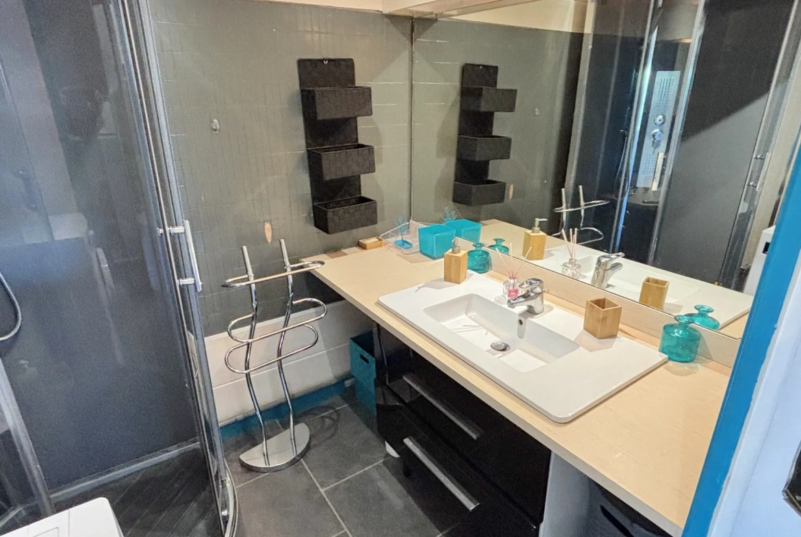 Appartement F2 rénové avec terrasse vue port et parking privé à Carnon-Plage 