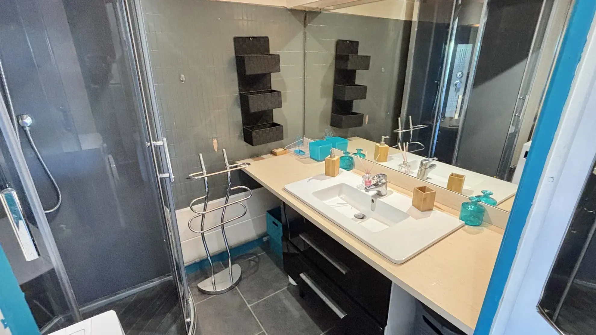 Appartement F2 rénové avec terrasse vue port et parking privé à Carnon-Plage 