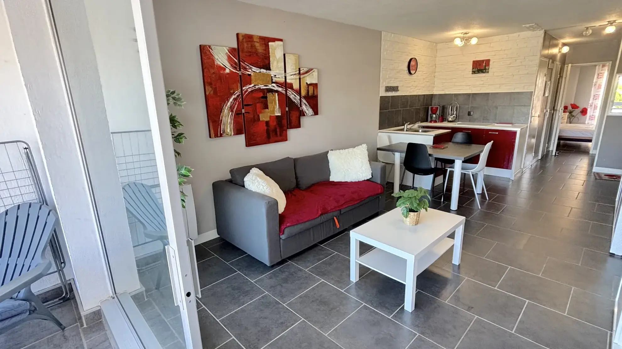 Appartement F2 rénové avec terrasse vue port et parking privé à Carnon-Plage 