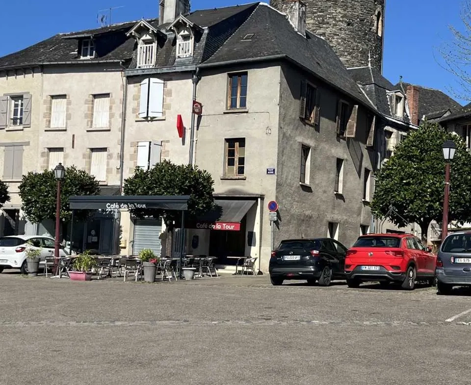Immeuble de rapport avec commerce et appartement à Allassac 