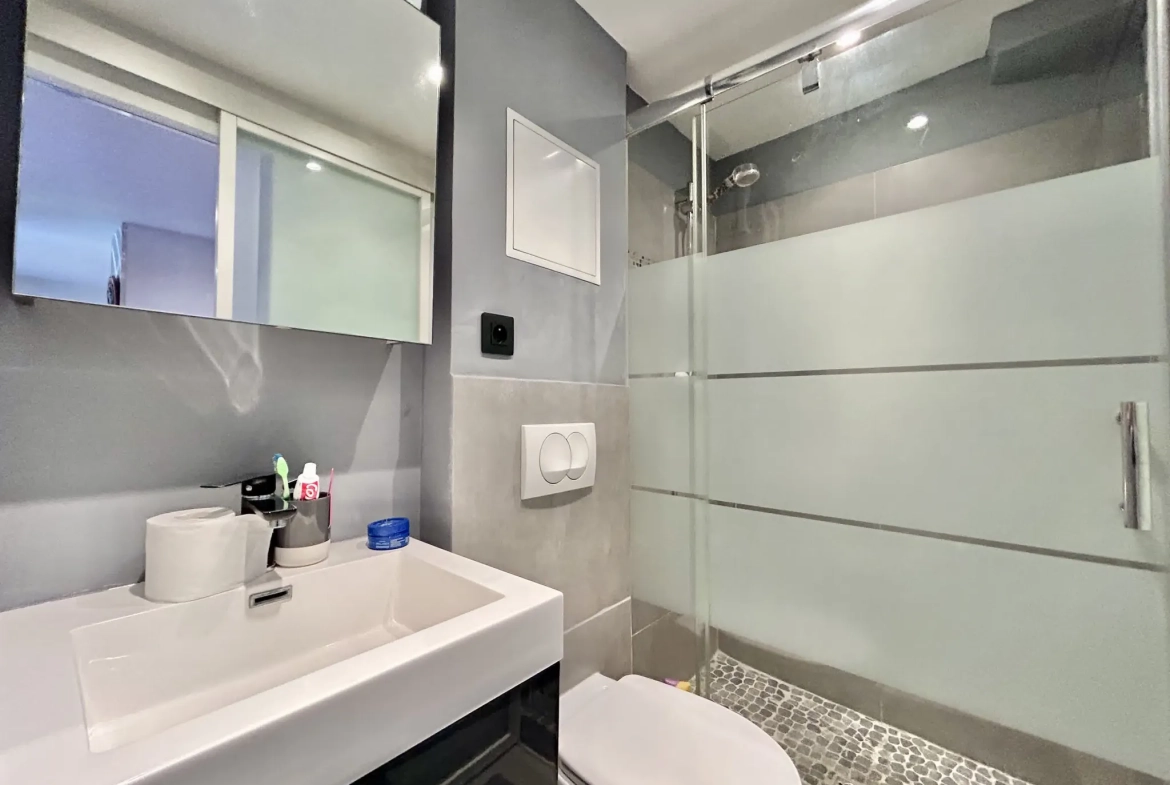 Studio rénové de 20m² à Sanary-sur-Mer, idéal centre-ville et port 