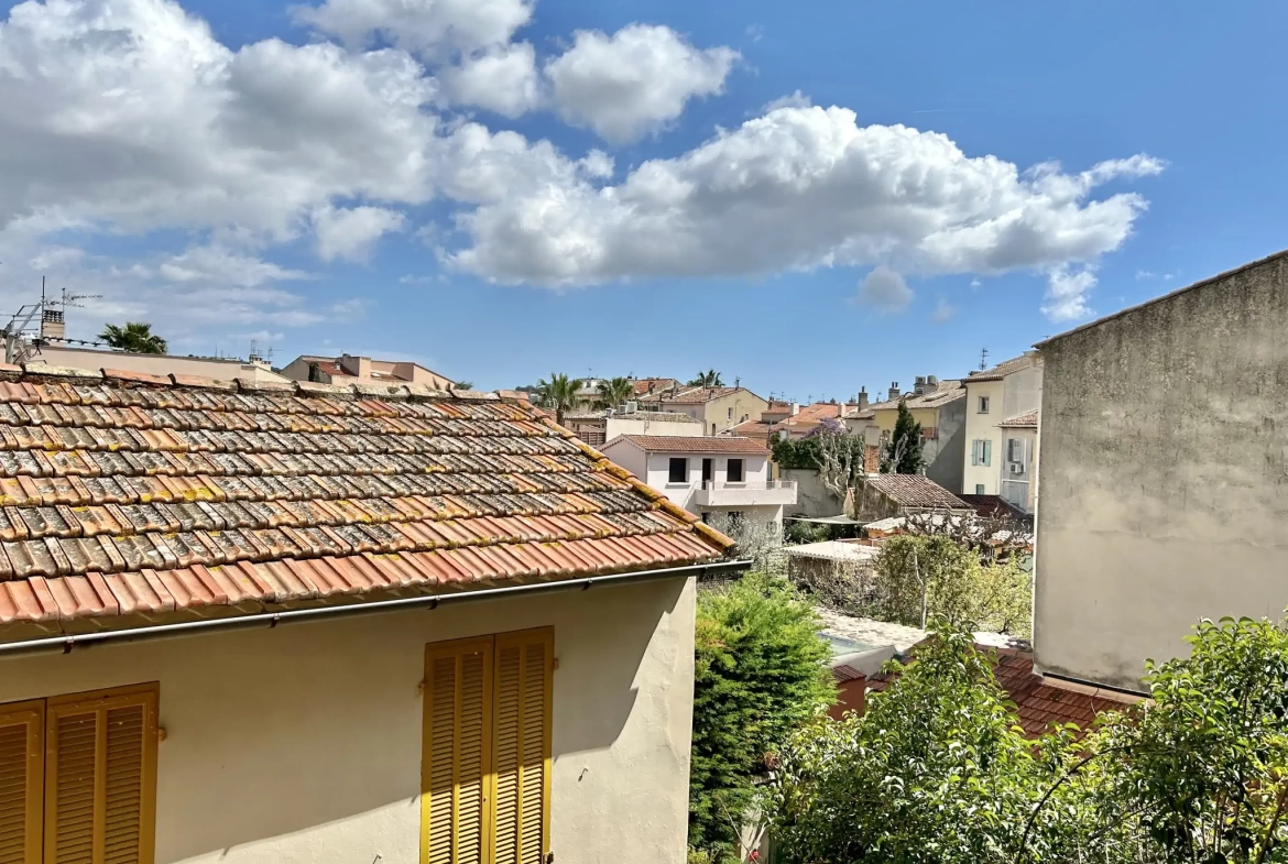 Studio rénové de 20m² à Sanary-sur-Mer, idéal centre-ville et port 