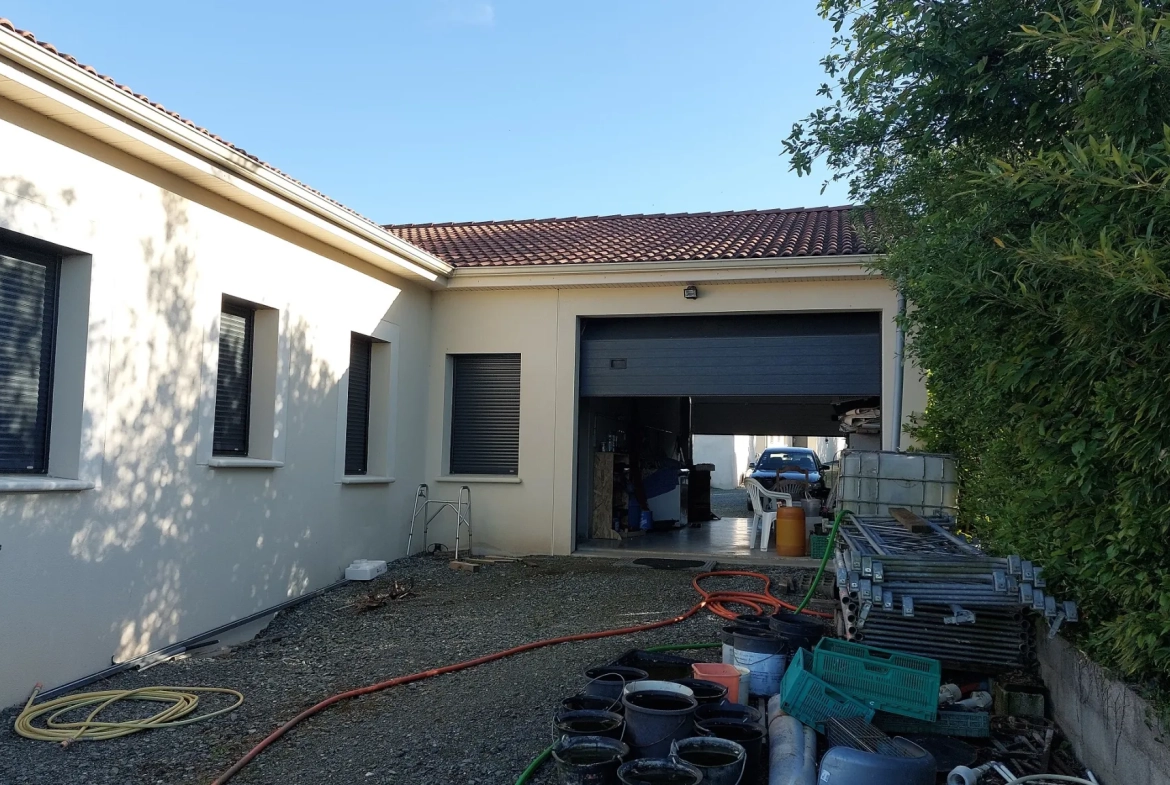 Villa de plain-pied proche Niort avec 4 chambres et jardin de 800 m² 
