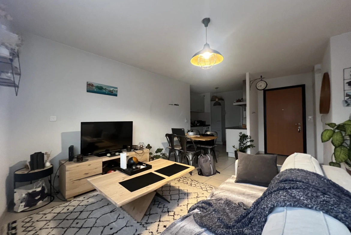 Appartement T2 avec terrasse à Nîmes - Loué, proche gare et commodités 