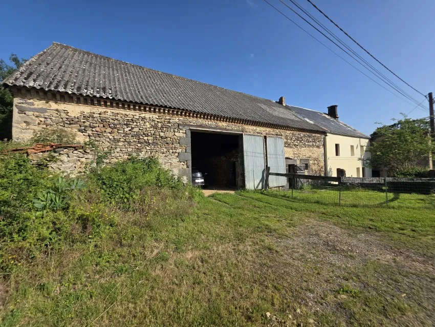 Ferme à rénover avec terrain et grange à Les Ancizes-Comps, proximité Saint-Georges-de-Mons