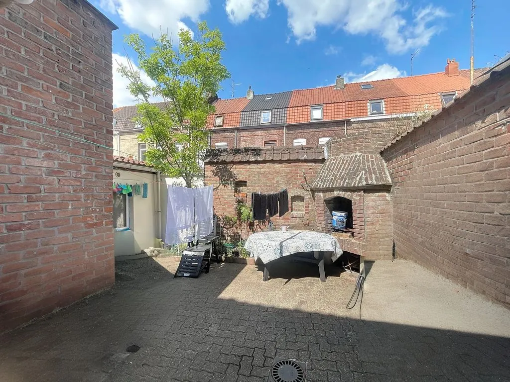Spacieuse maison de 7 chambres avec garage à Roubaix 
