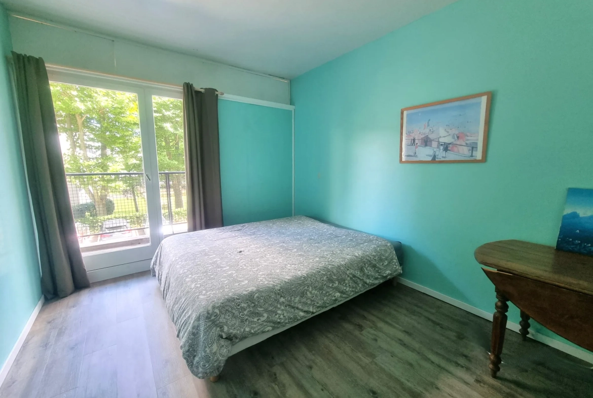 Appartement T4 à Lille de 98 m² avec loggia et cave, idéal famille, proximité tram et commerces 