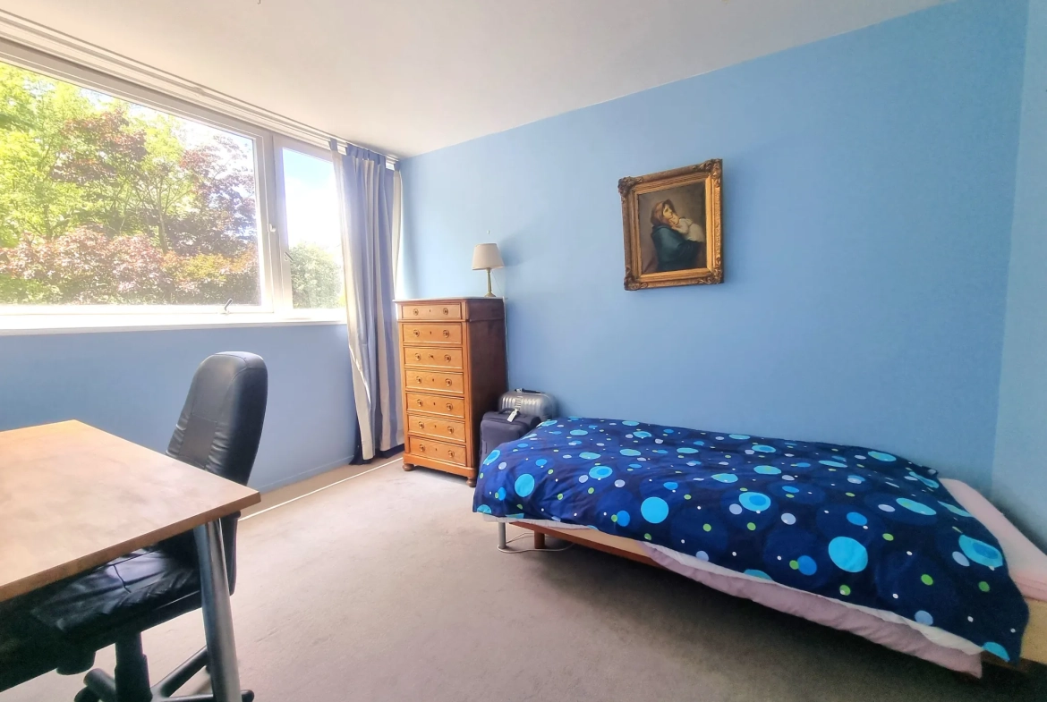Appartement T4 à Lille de 98 m² avec loggia et cave, idéal famille, proximité tram et commerces 