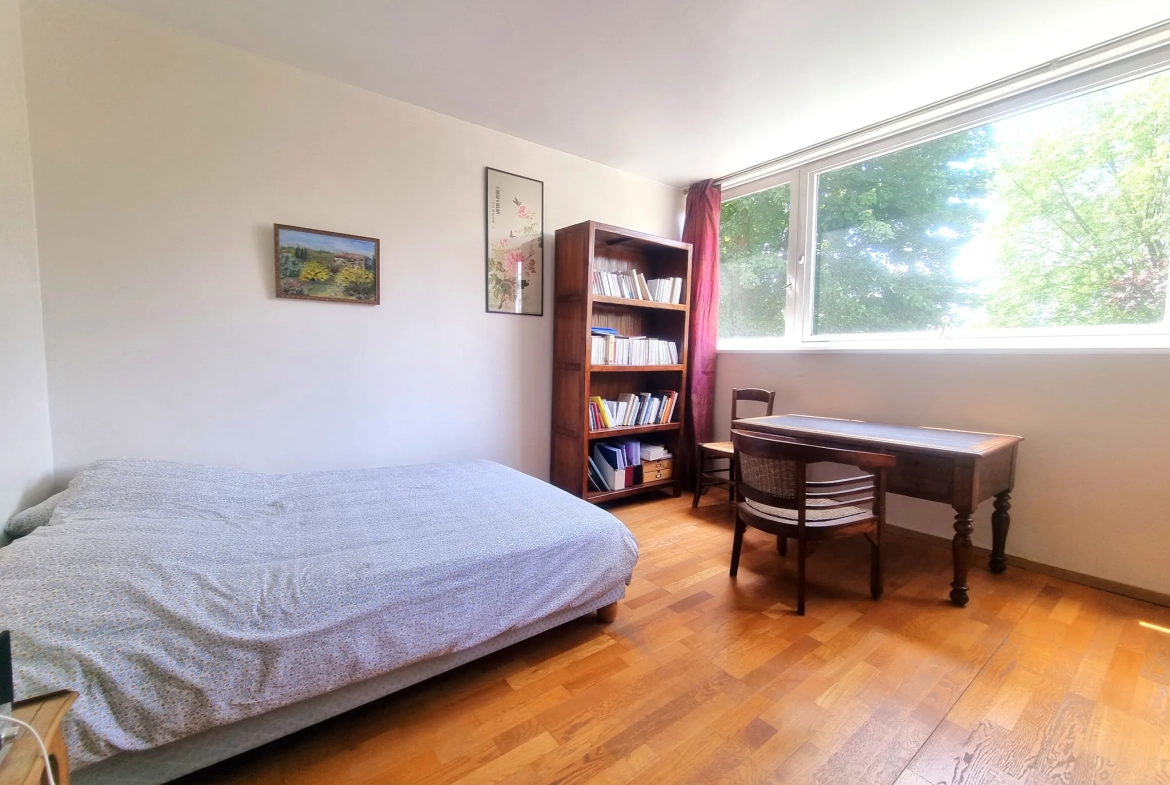 Appartement T4 à Lille de 98 m² avec loggia et cave, idéal famille, proximité tram et commerces 