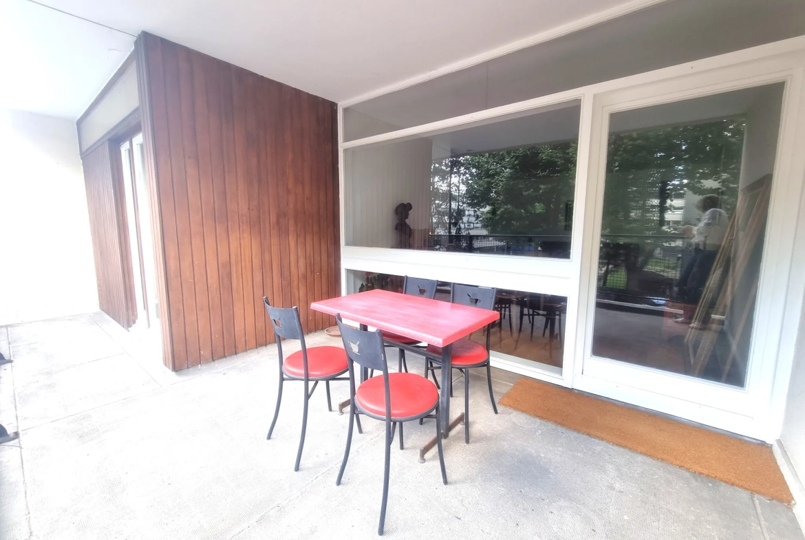 Appartement T4 à Lille de 98 m² avec loggia et cave, idéal famille, proximité tram et commerces 