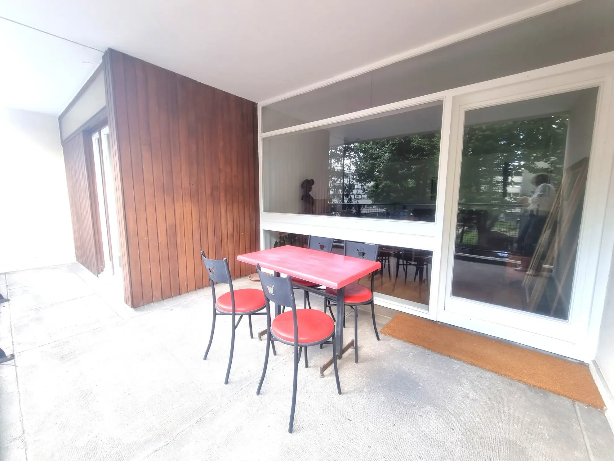 Appartement T4 à Lille de 98 m² avec loggia et cave, idéal famille, proximité tram et commerces 
