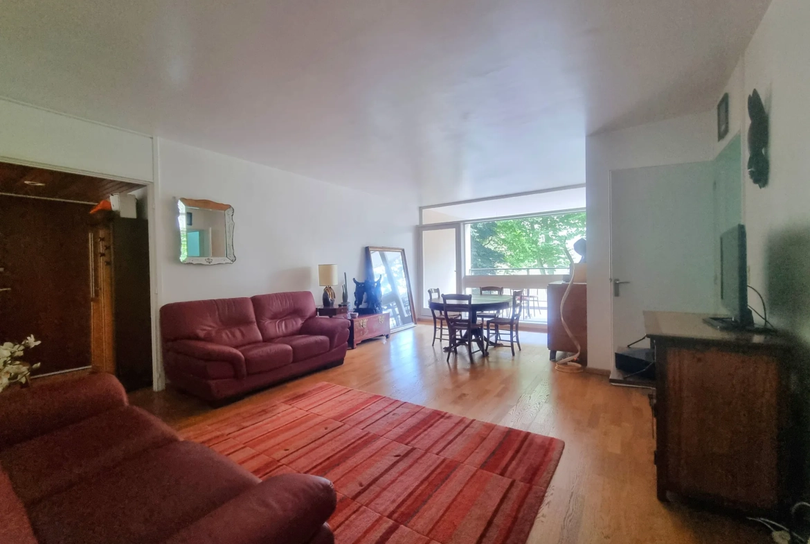 Appartement T4 à Lille de 98 m² avec loggia et cave, idéal famille, proximité tram et commerces 